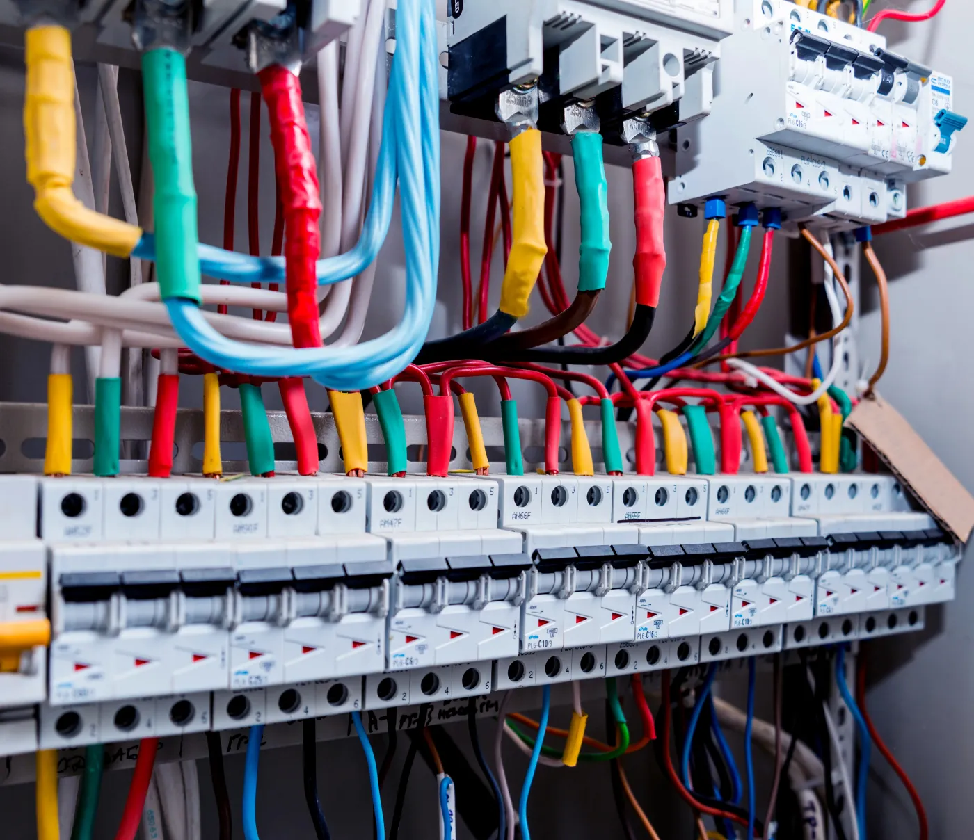 Électricien indépendant intervenant sur un tableau électrique à Vincennes (94300)